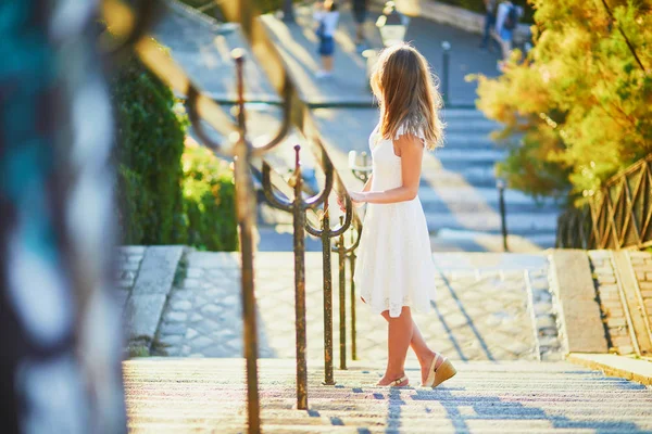 Woman in white dress walking on famous Montmartre hill in Paris — Stok fotoğraf