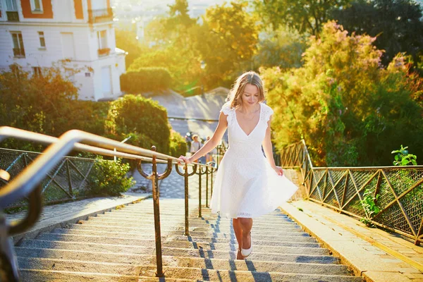 Mujer en vestido blanco caminando en la famosa colina de Montmartre en París — Foto de Stock