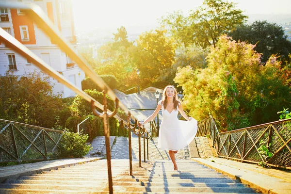 파리의 유명한 몽마르트르 언덕을 걷는 흰색 드레스를 입은 여성 — 스톡 사진