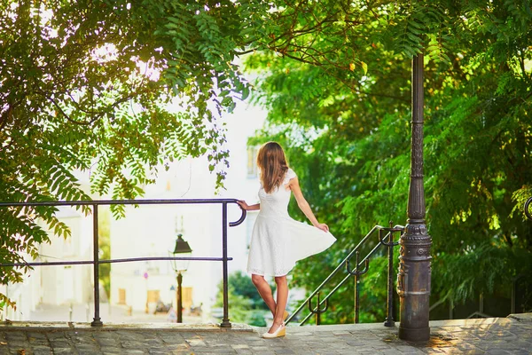 Mulher de vestido branco andando na famosa colina Montmartre em Paris — Fotografia de Stock