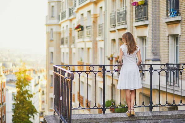 Woman in white dress walking on famous Montmartre hill in Paris — Stockfoto