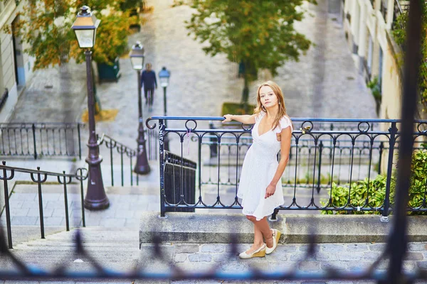 Mujer en vestido blanco caminando en la famosa colina de Montmartre en París — Foto de Stock