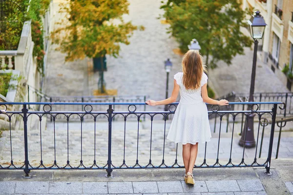 Mulher de vestido branco andando na famosa colina Montmartre em Paris — Fotografia de Stock