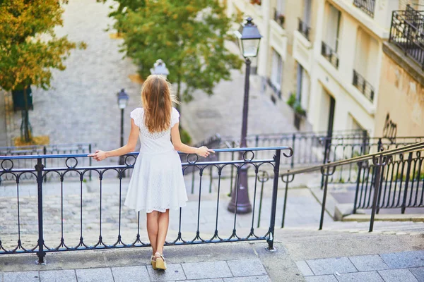 Žena v bílých šatech na slavném kopci Montmartre v Paříži — Stock fotografie