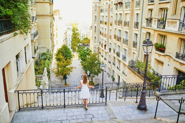 Mujer en vestido blanco caminando en la famosa colina de Montmartre en París — Foto de Stock