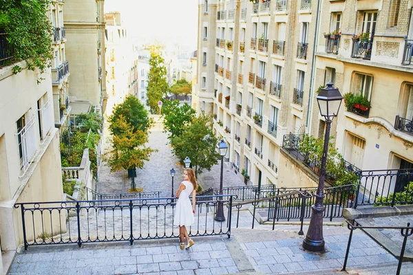 Woman in white dress walking on famous Montmartre hill in Paris — Stok fotoğraf