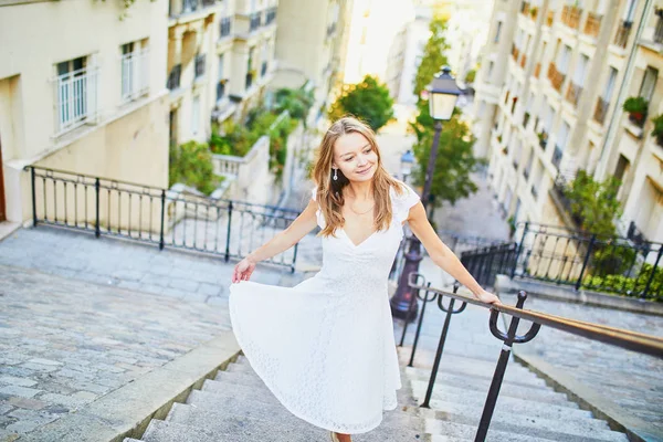 Mujer en vestido blanco caminando en la famosa colina de Montmartre en París — Foto de Stock