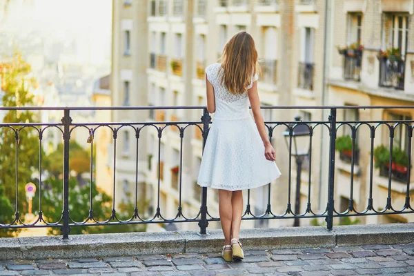 パリの有名なモンマルトルの丘を歩く白いドレスを着た女性 — ストック写真
