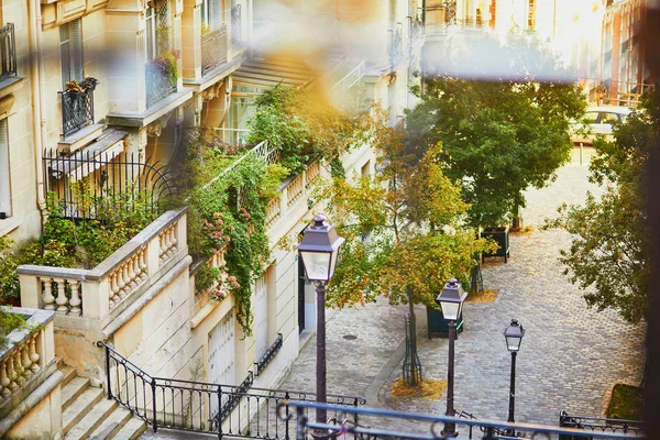 Hermosa calle con escaleras y faroles en la famosa colina de Montmartre en París — Foto de Stock