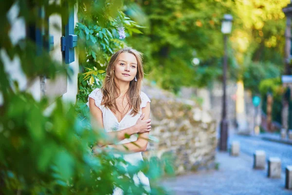 Woman in white dress walking on famous Montmartre hill in Paris — Stock Photo, Image