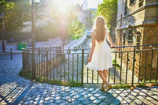 Mujer en vestido blanco caminando en la famosa colina de Montmartre en París —  Fotos de Stock