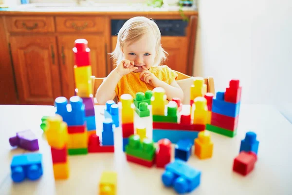 Niña jugando con bloques de construcción de plástico de colores — Foto de Stock