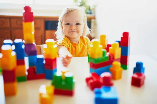 Niña jugando con bloques de construcción de plástico de colores — Foto de Stock