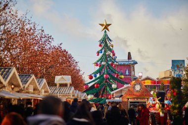 Paris, Fransa - 9 Aralık 2018: Paris, Fransa'daki geleneksel Noel pazarındaki insanlar
