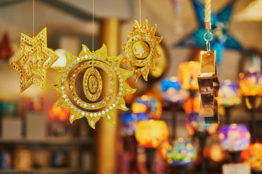 Güzel metalik Noel süslemeleri