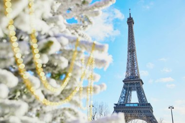 Noel ağacı Eyfel Kulesinin yakınında kar ile kaplı