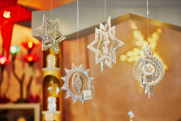 Hermosas decoraciones metálicas de Navidad — Foto de Stock