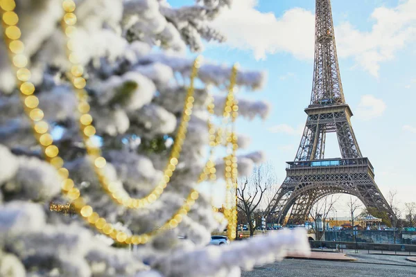 Árbol de Navidad cubierto de nieve cerca de la Torre Eiffel — Foto de Stock