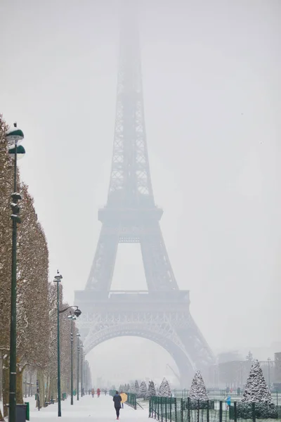 Malowniczy widok na wieżę Eiffla w dzień z ciężkiego śniegu — Zdjęcie stockowe