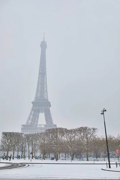Blick auf den Eiffelturm an einem Tag mit starkem Schneefall — Stockfoto