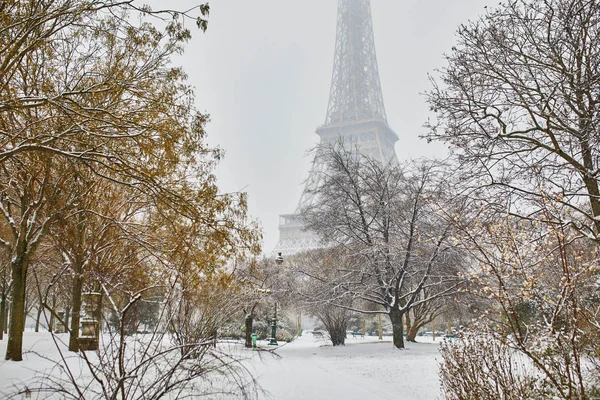 Vue panoramique sur la tour Eiffel lors d'une journée enneigée — Photo