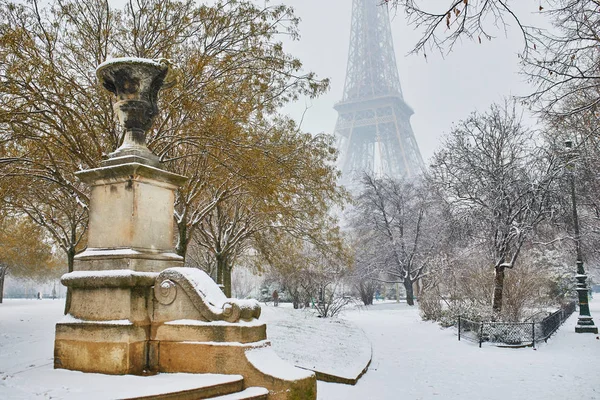 Vista panorámica de la torre Eiffel en un día con nieve intensa — Foto de Stock