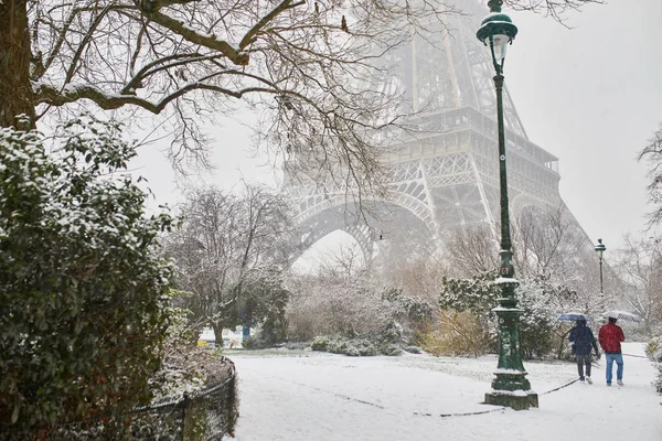 Scenic view to the Eiffel tower on a day with heavy snow — Stock Photo, Image