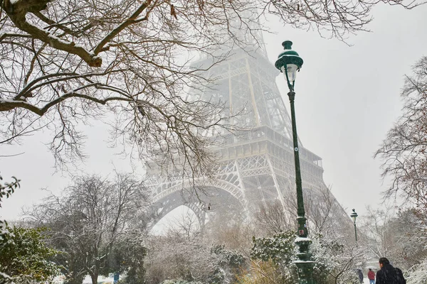 Vue panoramique sur la tour Eiffel lors d'une journée enneigée — Photo