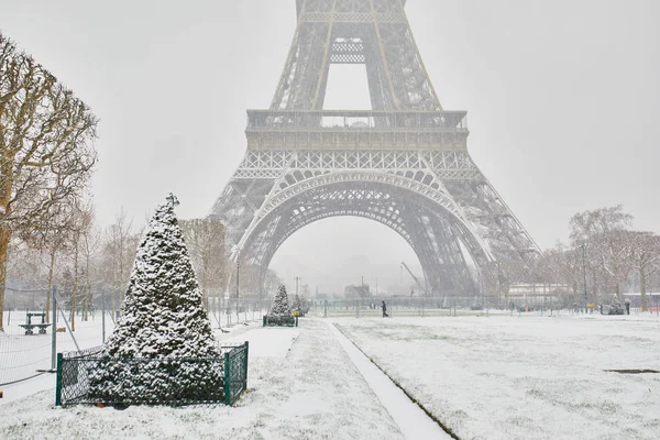 Malebný pohled na Eiffelovu věž na den s těžkým sněhem — Stock fotografie