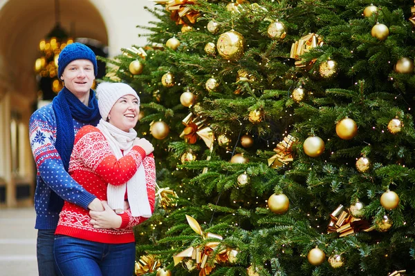 Couple en chandails colorés près de l'arbre de Noël — Photo