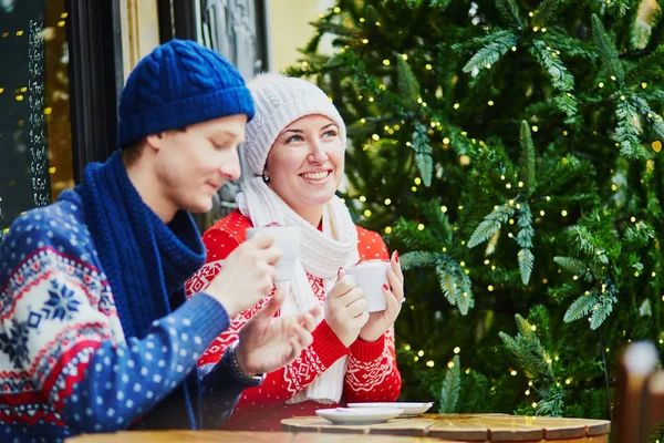 Pareja bebiendo café en la cafetería decorada para Navidad —  Fotos de Stock