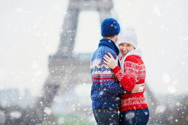 Glückliches Paar in der Nähe des Eiffelturms an einem Wintertag — Stockfoto