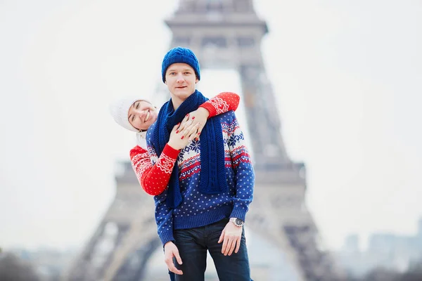 Casal feliz perto da torre Eiffel em um dia de inverno — Fotografia de Stock