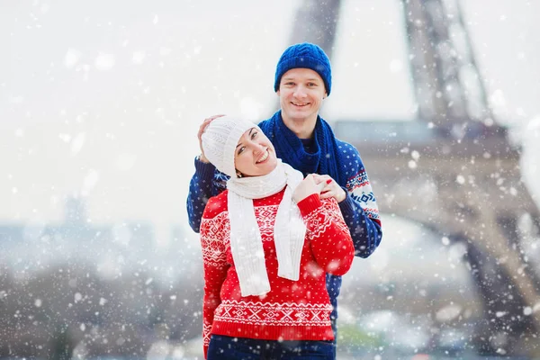 Glückliches Paar in der Nähe des Eiffelturms an einem Wintertag — Stockfoto