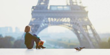 Güzel genç Fransız kadın Paris'te Eyfel Kulesinin yakınında