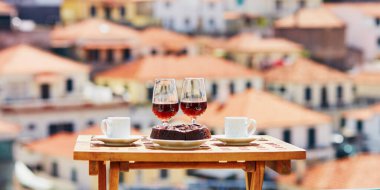 Madeira şarap, kahve ve hohey pasta, Funchal, Portekiz için görünümü