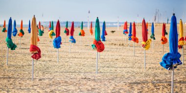 deauville Beach ünlü renkli şemsiye
