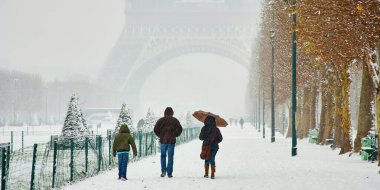 Paris'te nadir karlı gün