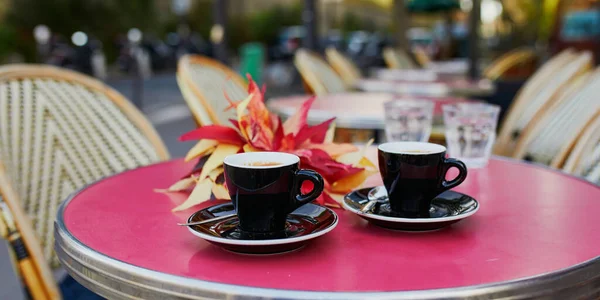 Дві чашки кави на столі традиційного відкритого кафе в Парижі — стокове фото