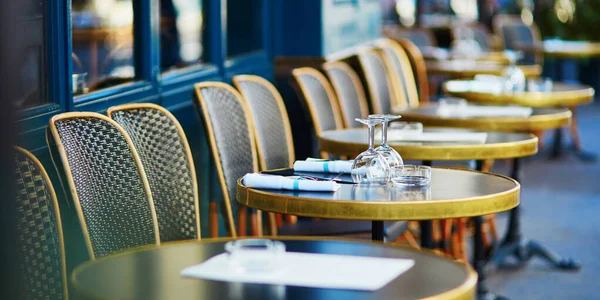 Sklenice na stole útulné venkovní pařížské kavárny — Stock fotografie