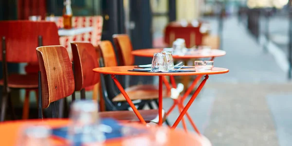 Stół tradycyjnych zewnątrz kawiarni francuskich w Paryżu — Zdjęcie stockowe
