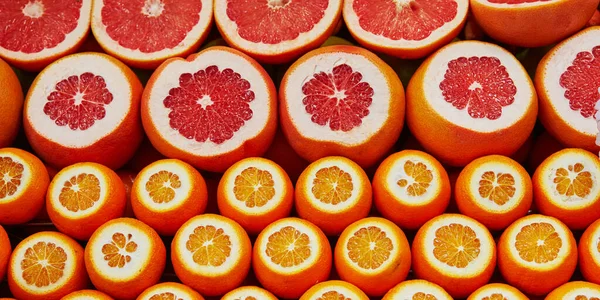 Many cut juicy oranges and grapefruits on a market in Istanbul, Turkey — Stock Photo, Image