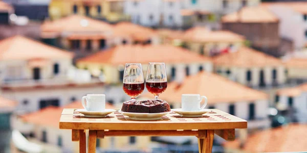 Vino de Madeira, café y tarta de hohey, Vista a Funchal, Portugal — Foto de Stock