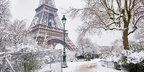 Blick auf den Eiffelturm an einem Tag mit starkem Schneefall — Stockfoto
