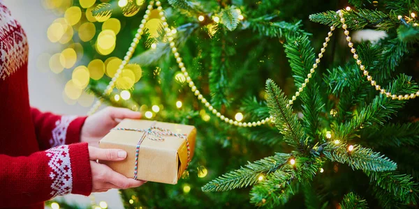 Mulher mãos segurando presente de Natal — Fotografia de Stock