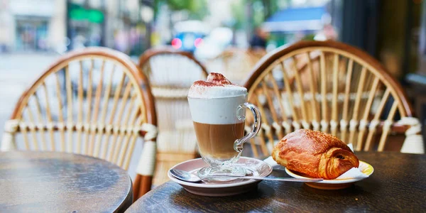 Tazza di caffè e pasticceria fresca a Parigi, Francia — Foto Stock