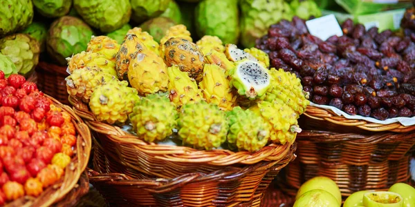 Čerstvé a zralého exotického ovoce na tradiční Farmářské trhy na Madeiře — Stock fotografie