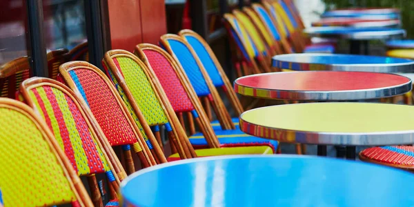 Kleurrijke tafels en stoelen van outdoor cafe in Parijs — Stockfoto