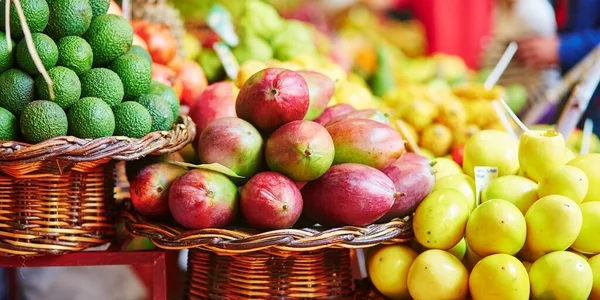 Свежие и спелые экзотические фрукты на традиционном фермерском рынке Мадейры — стоковое фото