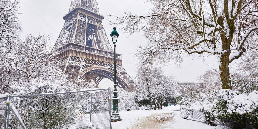 Scenic view to the Eiffel tower on a day with heavy snow